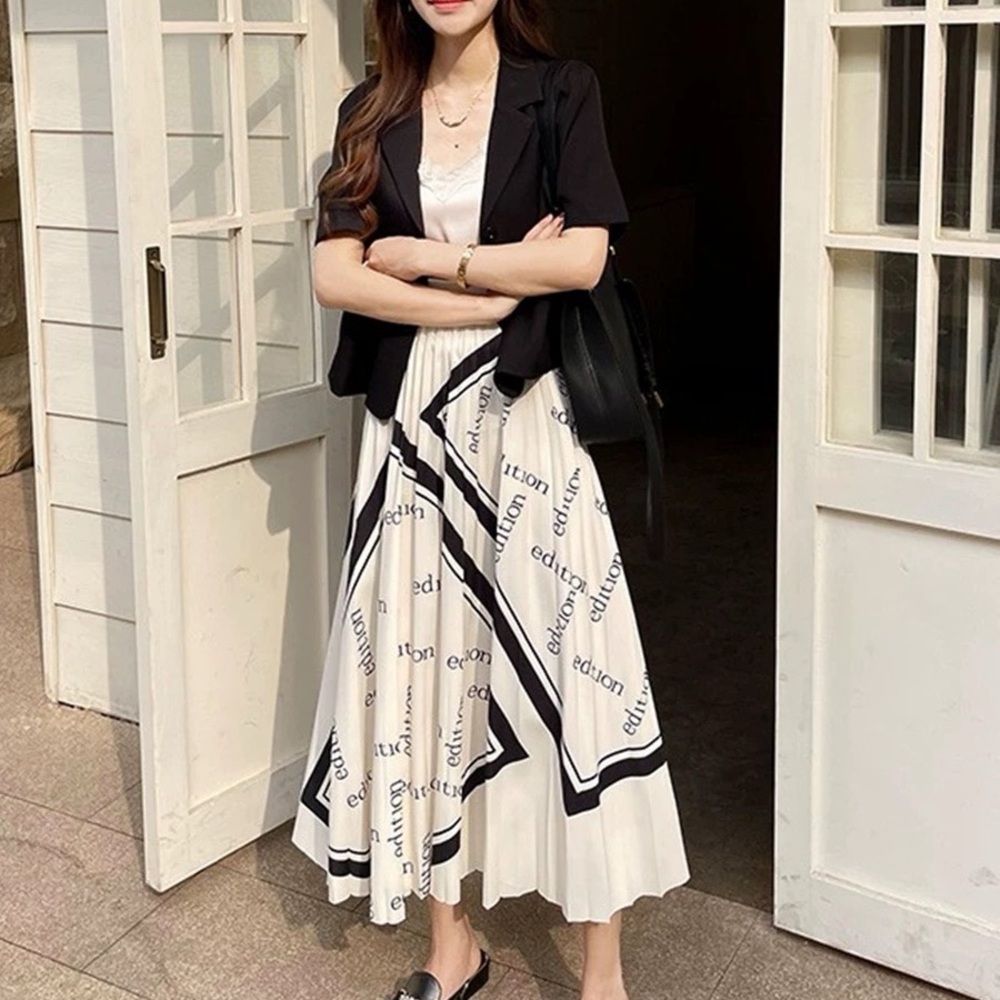Korean Boutique Black and White Pleated Skirt - Picture 3 of 5